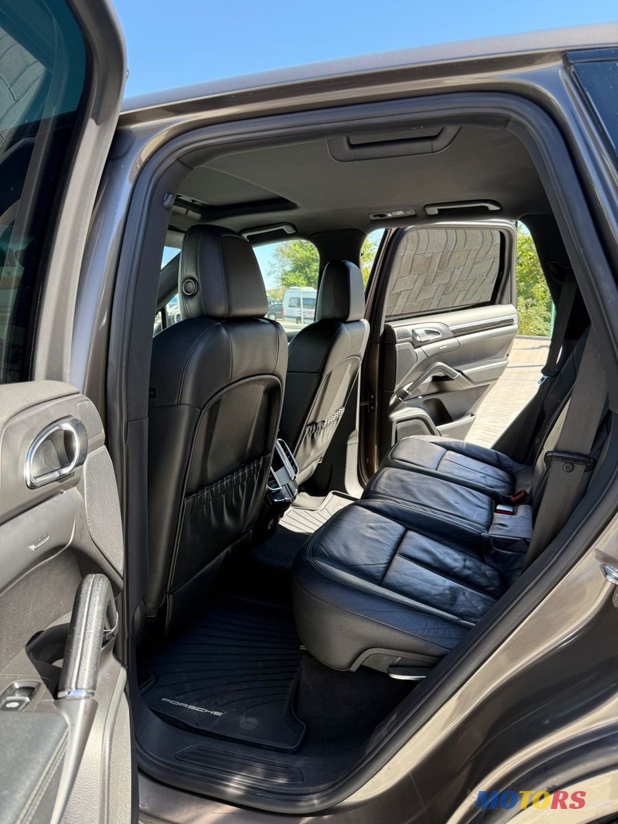 2012' Porsche Cayenne photo #6