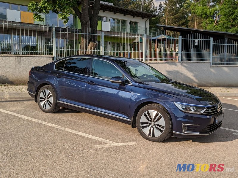 2016' Volkswagen Passat photo #5