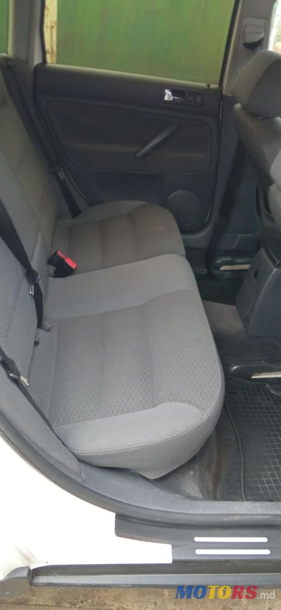 2004' Volkswagen Passat photo #3