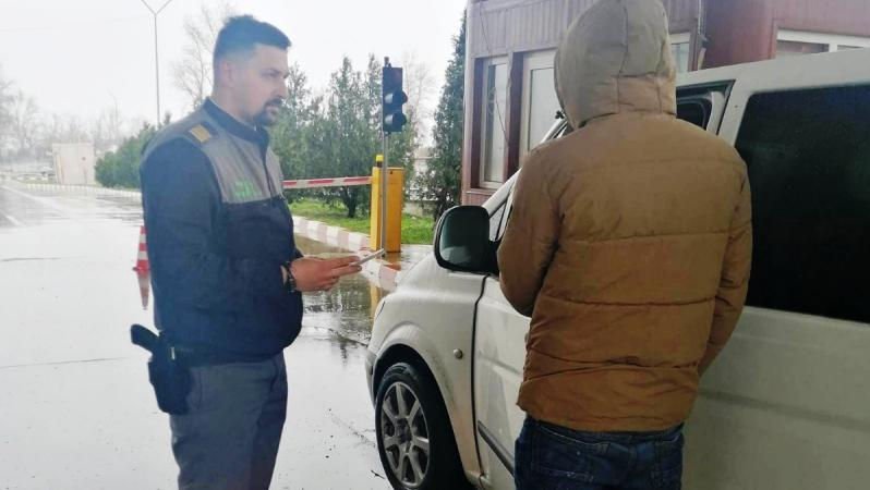 Un moldovean, oprit de poliţiştii de frontieră români: Avea permis de conducere din Transnistria
