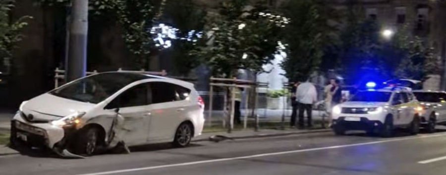 В Кишиневе произошло ДТП с участием трех авто: машина врезалась в столб