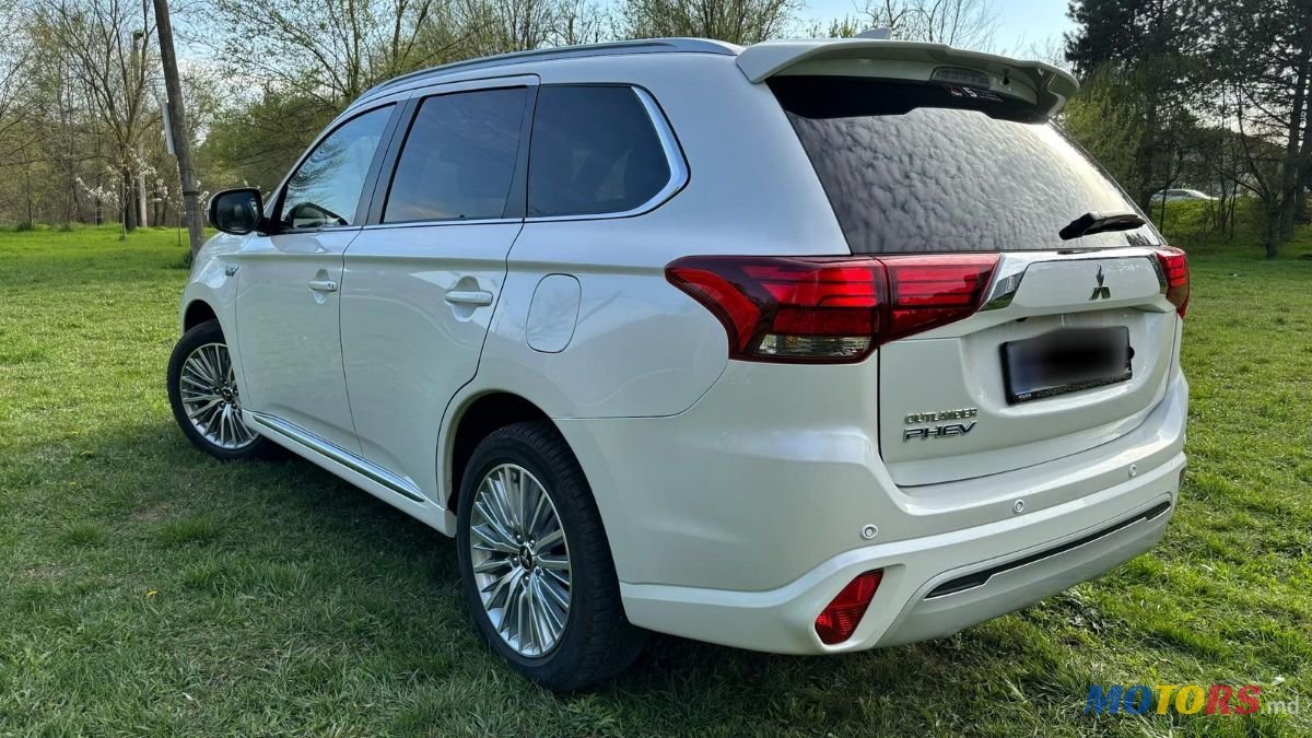 2020' Mitsubishi Outlander photo #4