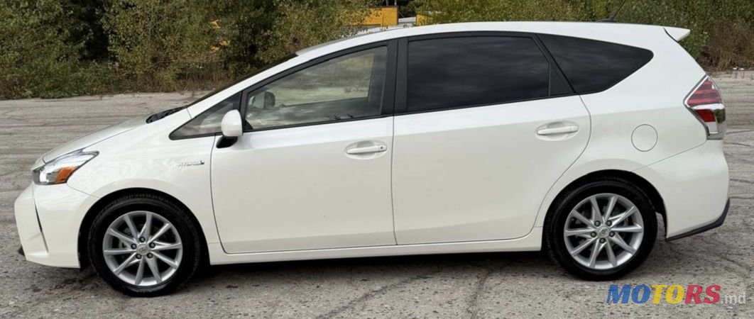 2017' Toyota Prius v photo #1