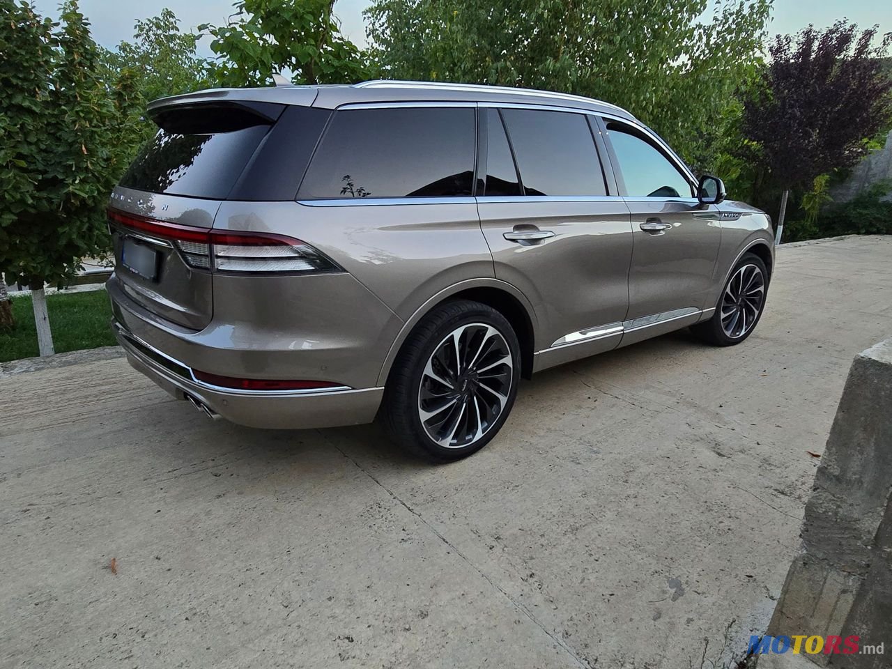 2020' Lincoln Aviator photo #2