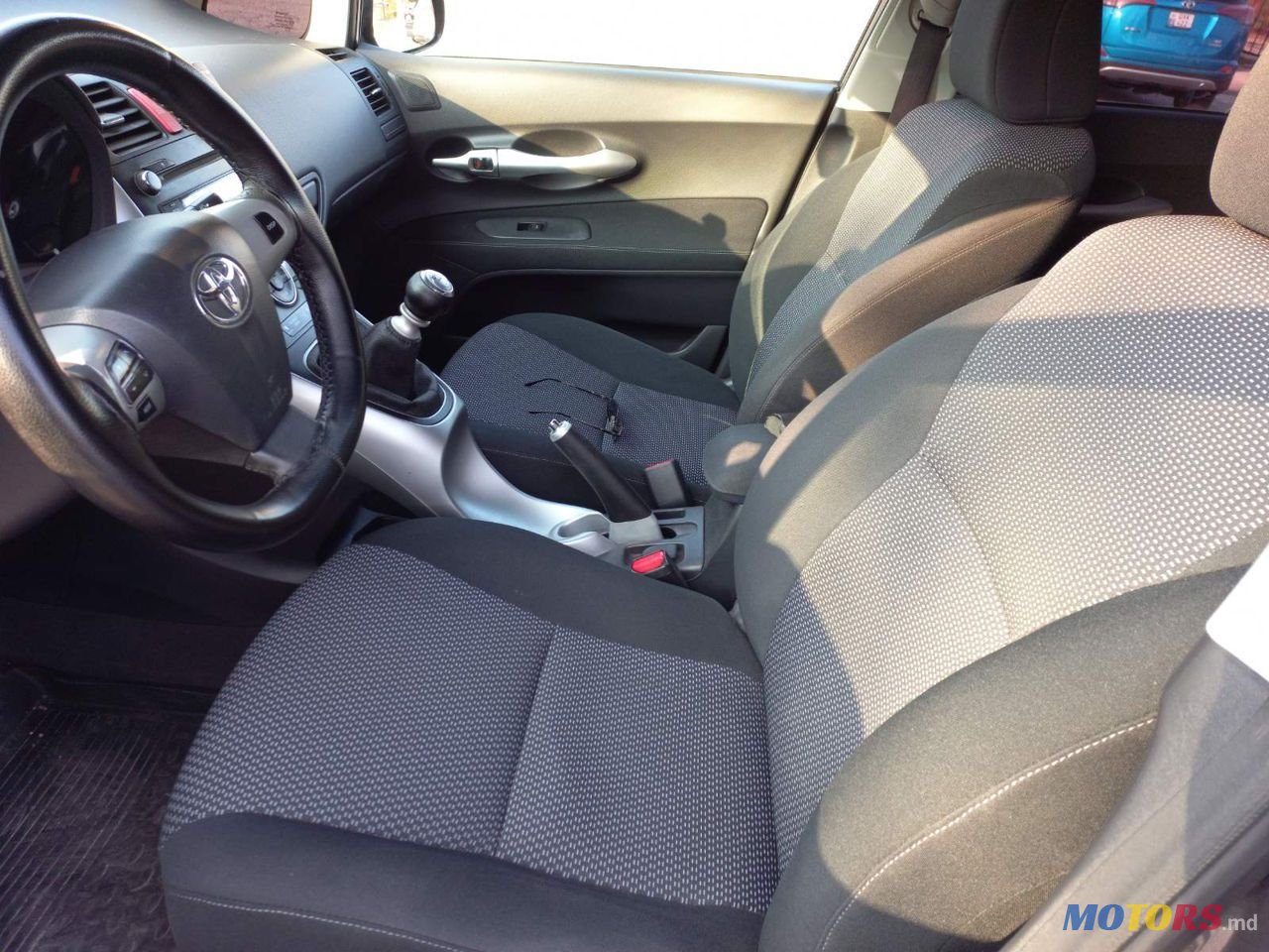 2011' Toyota Auris photo #6