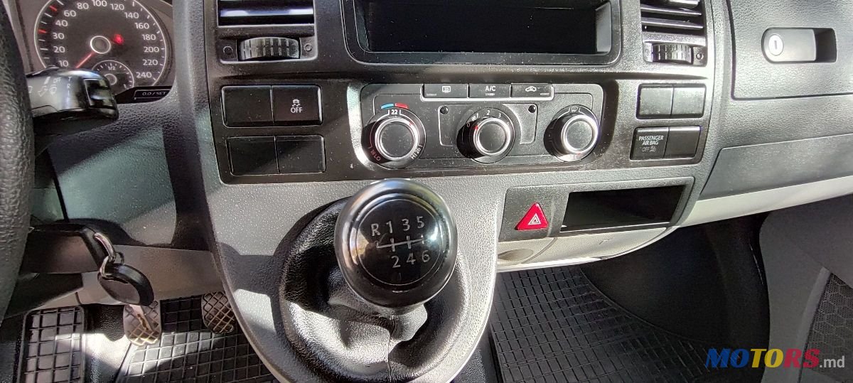 2013' Volkswagen Transporter photo #6