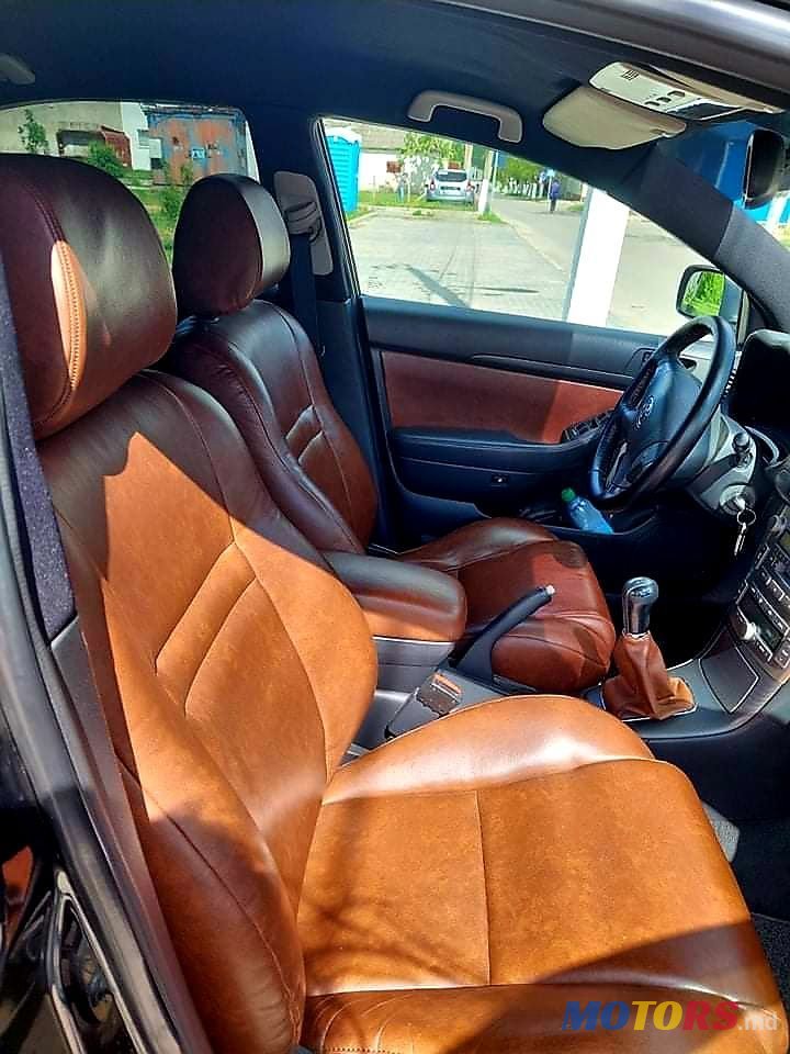 2004' Toyota Avensis photo #4