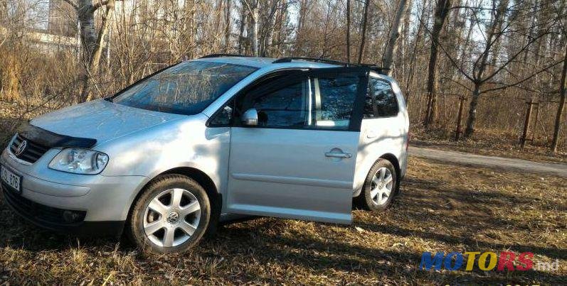 2006' Volkswagen Touran photo #1