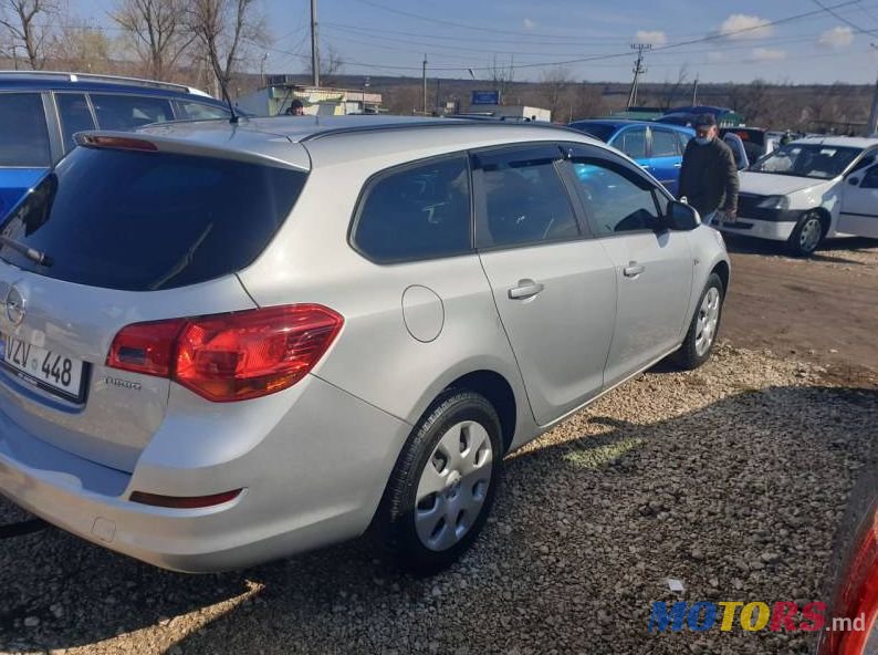 2011' Opel Astra photo #3