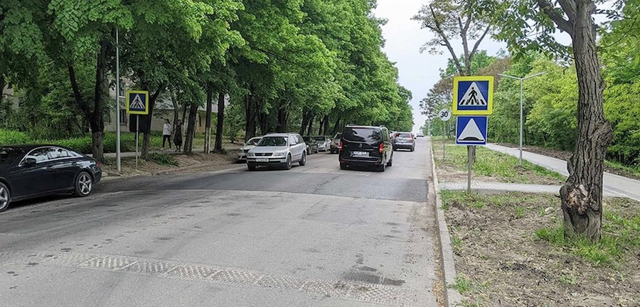 На улицах Кишинева начали обустраивать приподнятые пешеходные переходы