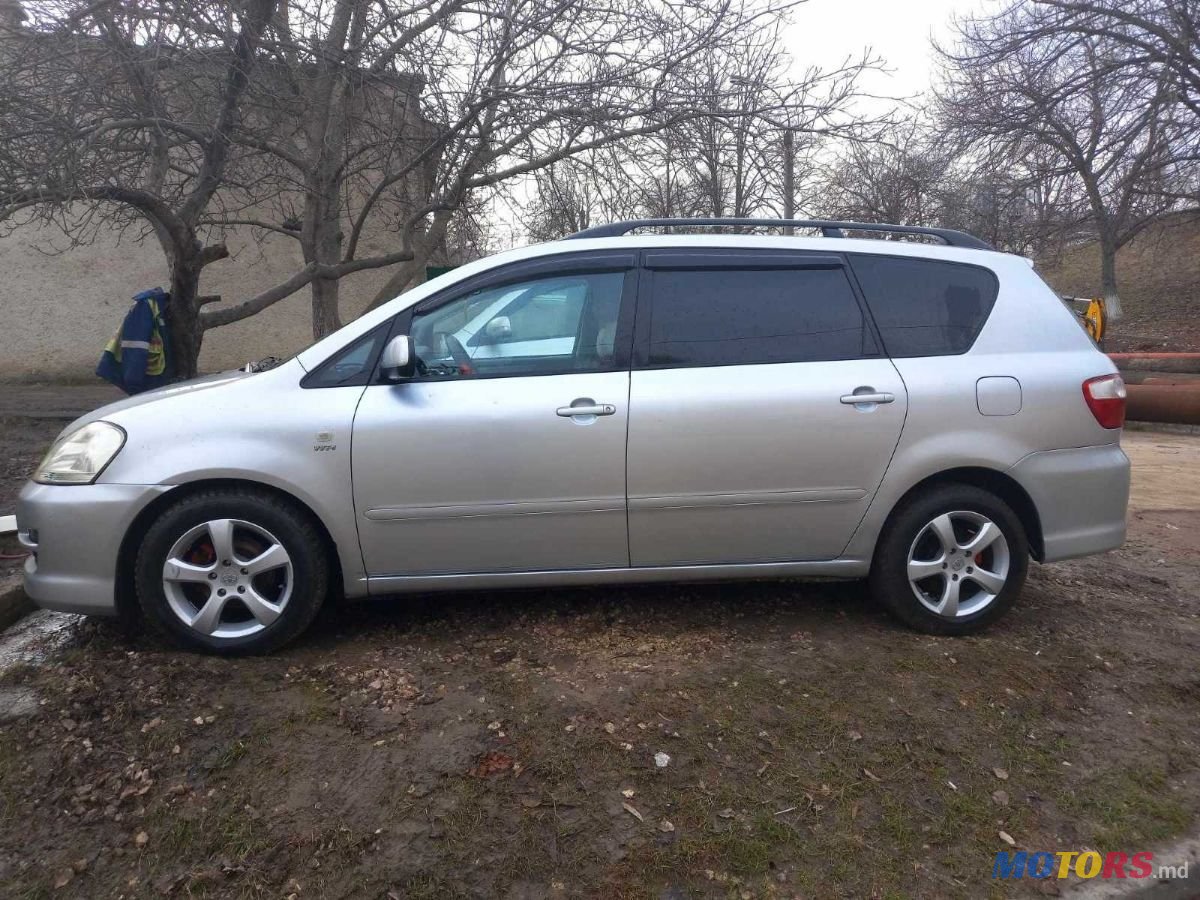 2005' Toyota Avensis Verso photo #2