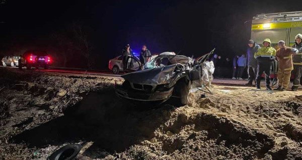 Accident cumplit la Cahul! Șoferul unui BMW a fost aruncat la 6 metri de la mașină după ce s-a izbit într-un copac