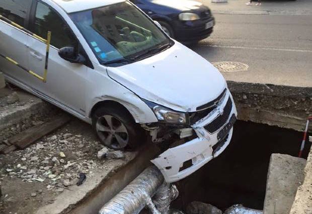 Accident bizar în Chișinău! Un Chevrolet a ajuns nopatea trecută într-o groapă imensă din mijlocul drumului
