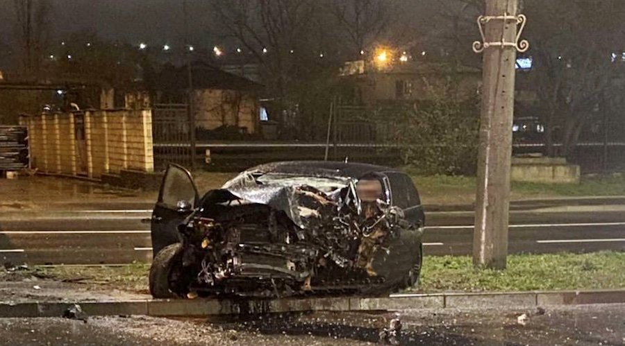 Accident deosebit de grav astă noapte pe strada Albişoara din Chişinău, şoferul unui VW a decedat pe loc