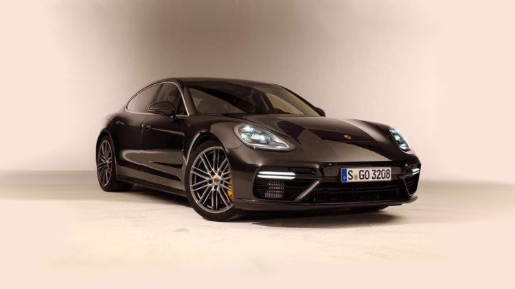 2017 Porsche Panamera leaked looking sporty and sleek