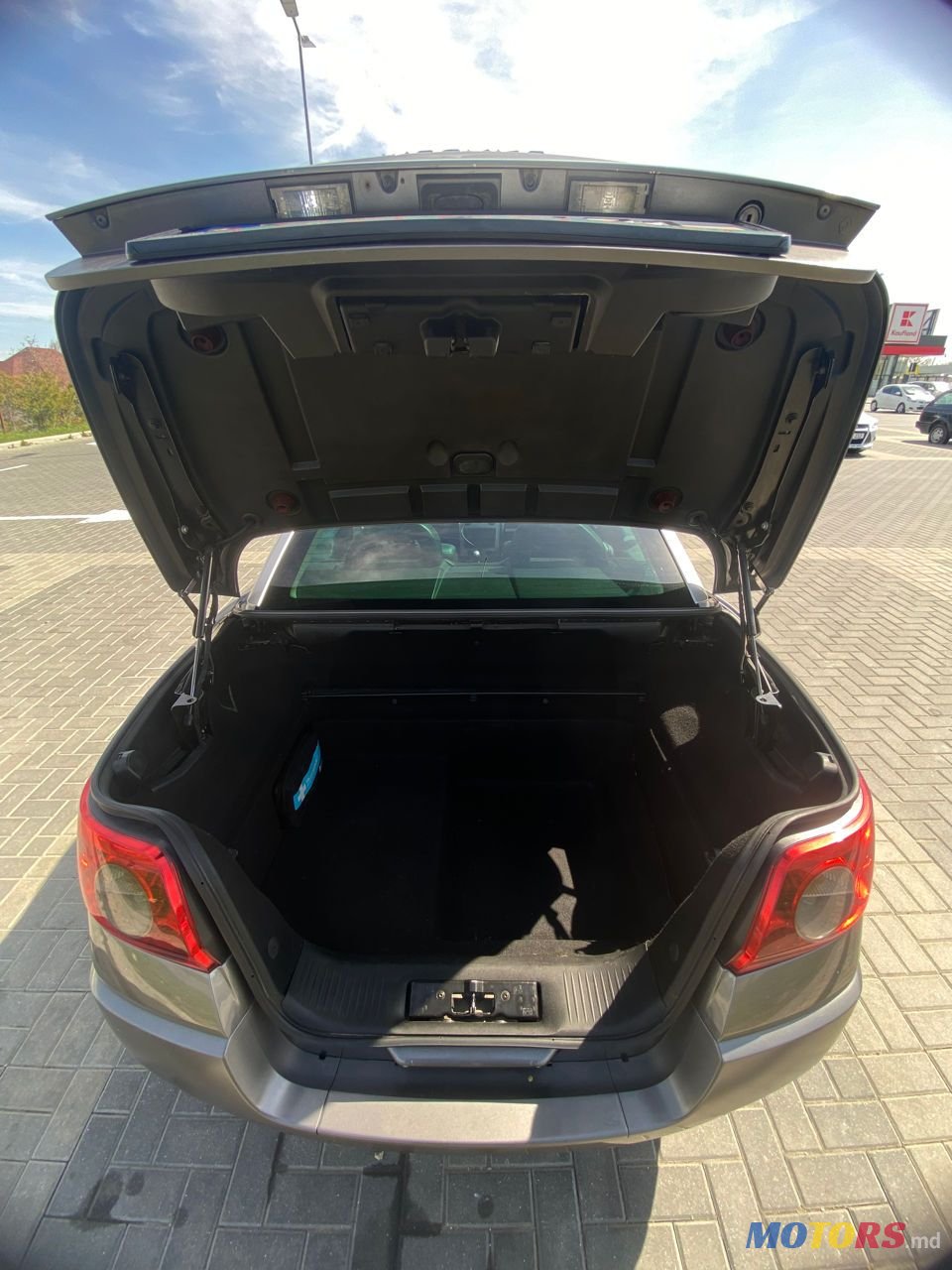 2008' Renault Megane photo #5