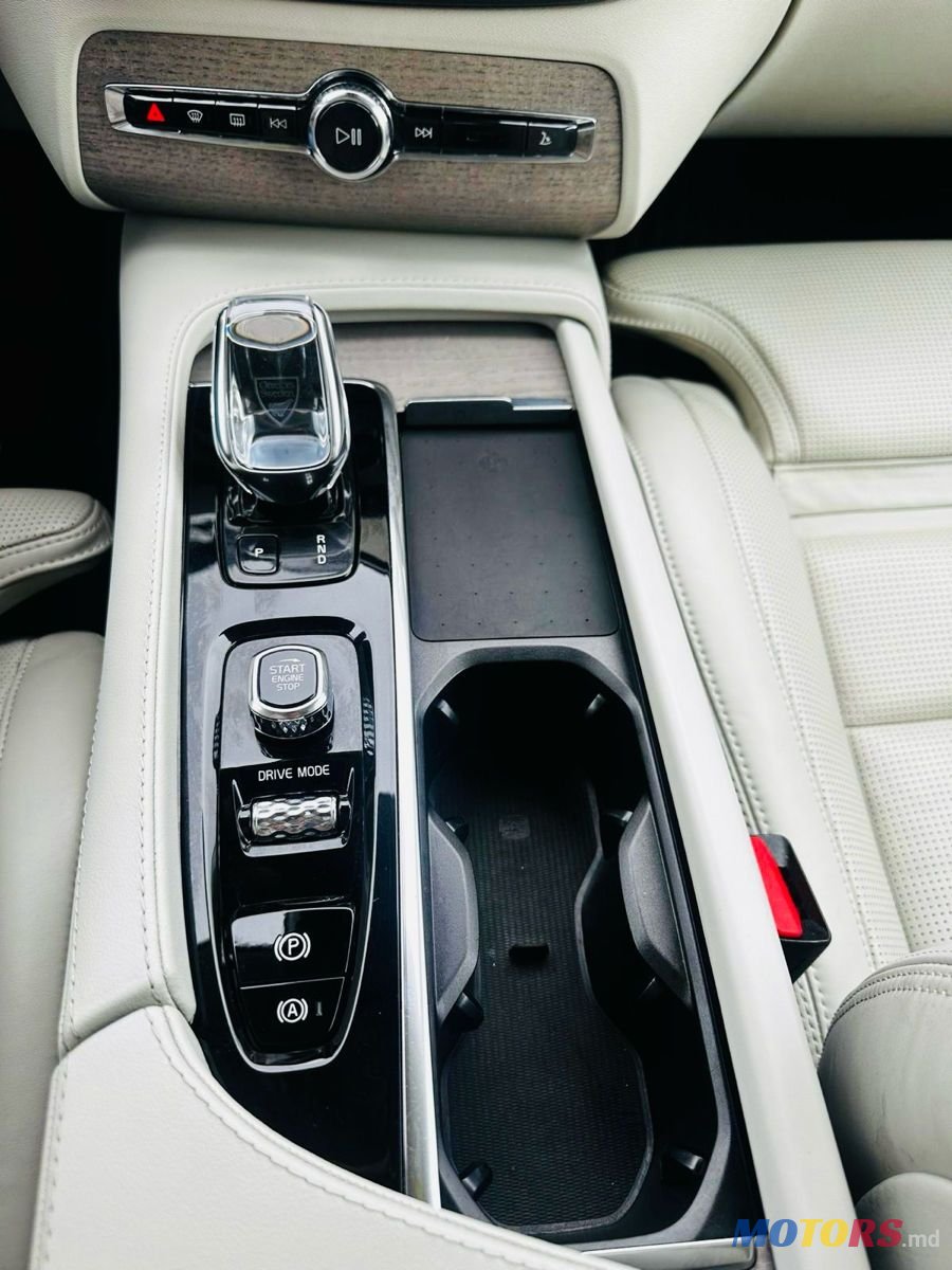 2021' Volvo XC90 photo #2