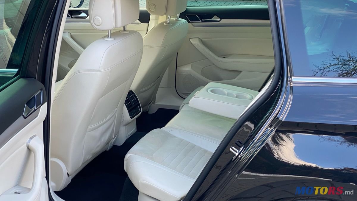 2017' Volkswagen Passat photo #2