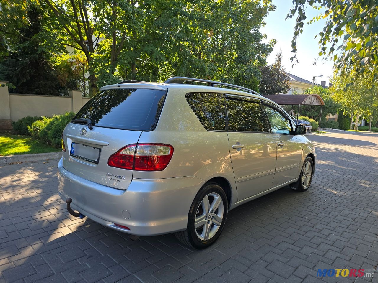 2004' Toyota Avensis Verso photo #2