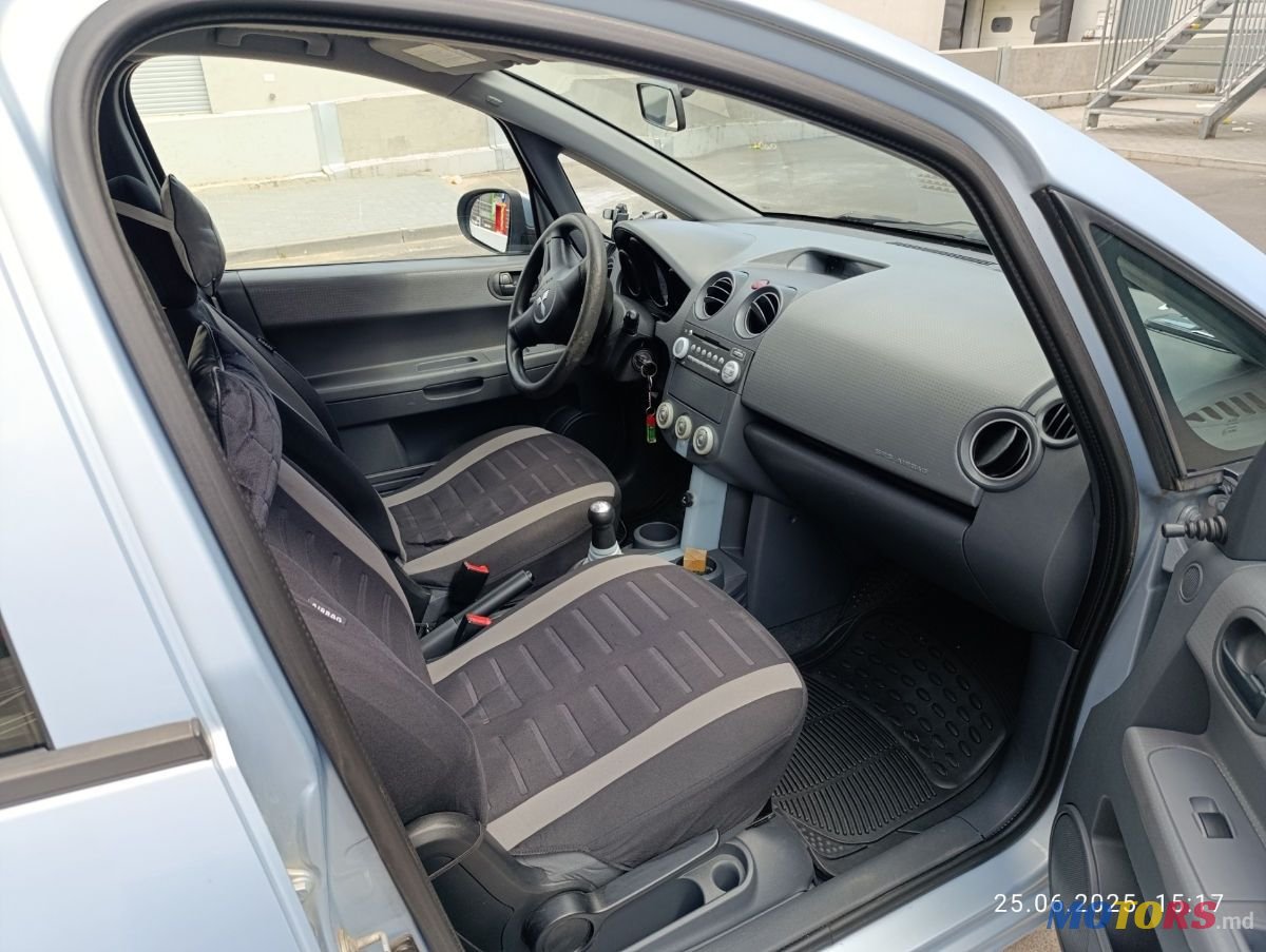 2004' Mitsubishi Colt photo #6