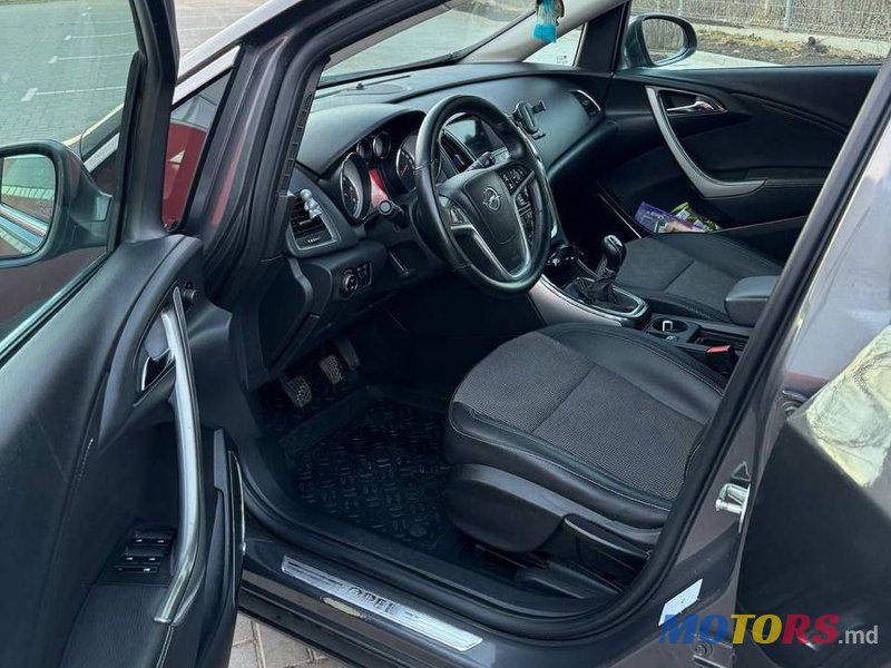 2012' Opel Astra photo #3