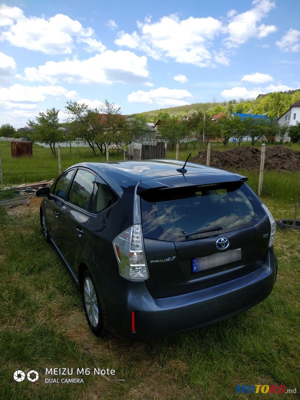2013' Toyota Prius v photo #1