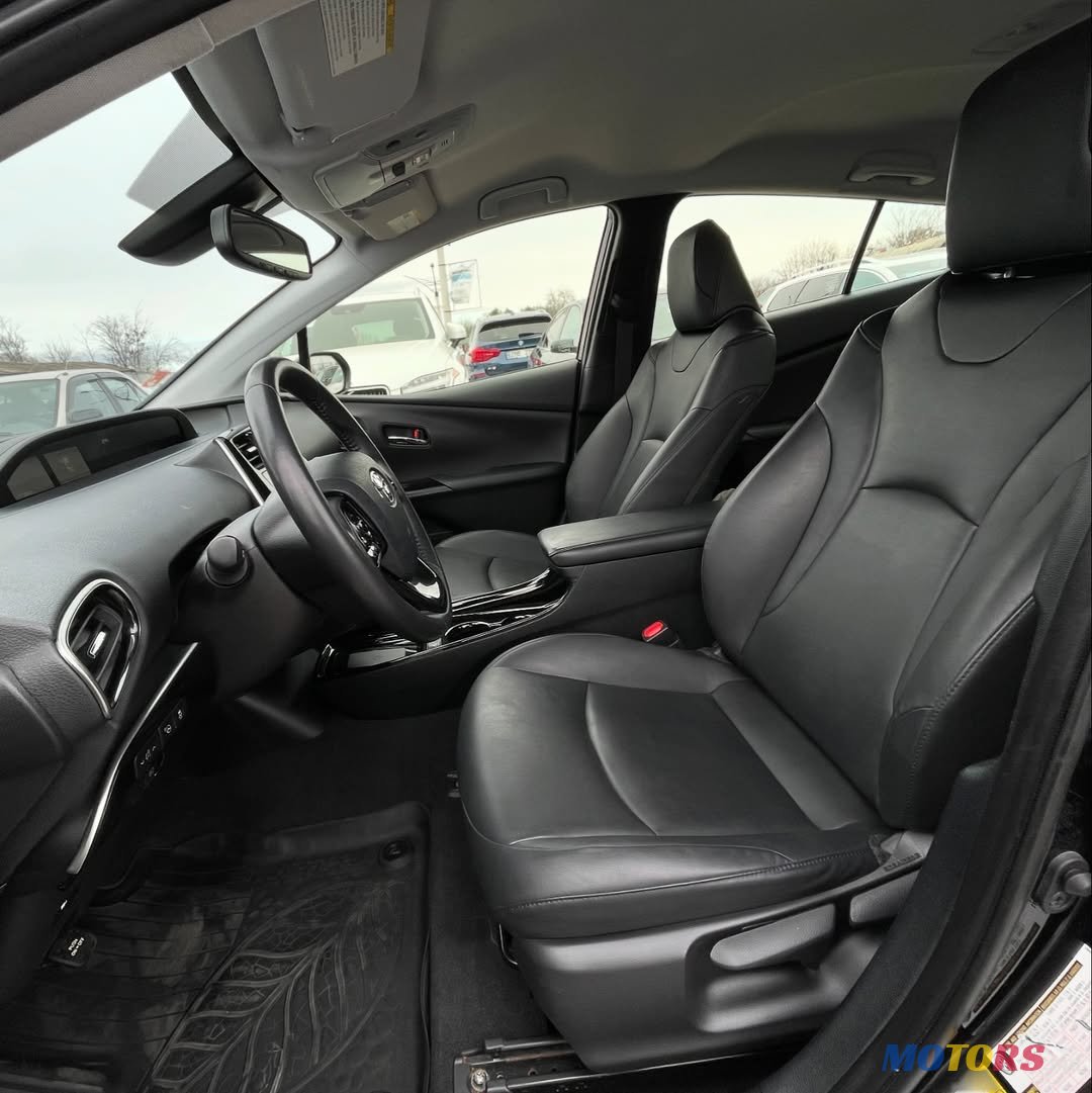 2019' Toyota Prius AWDE XLE photo #5