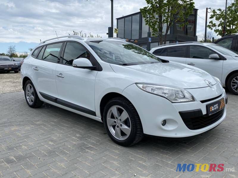 2011' Renault Megane photo #2