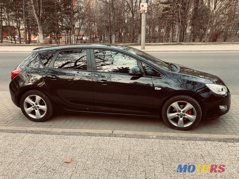 2012' Opel Astra photo #1