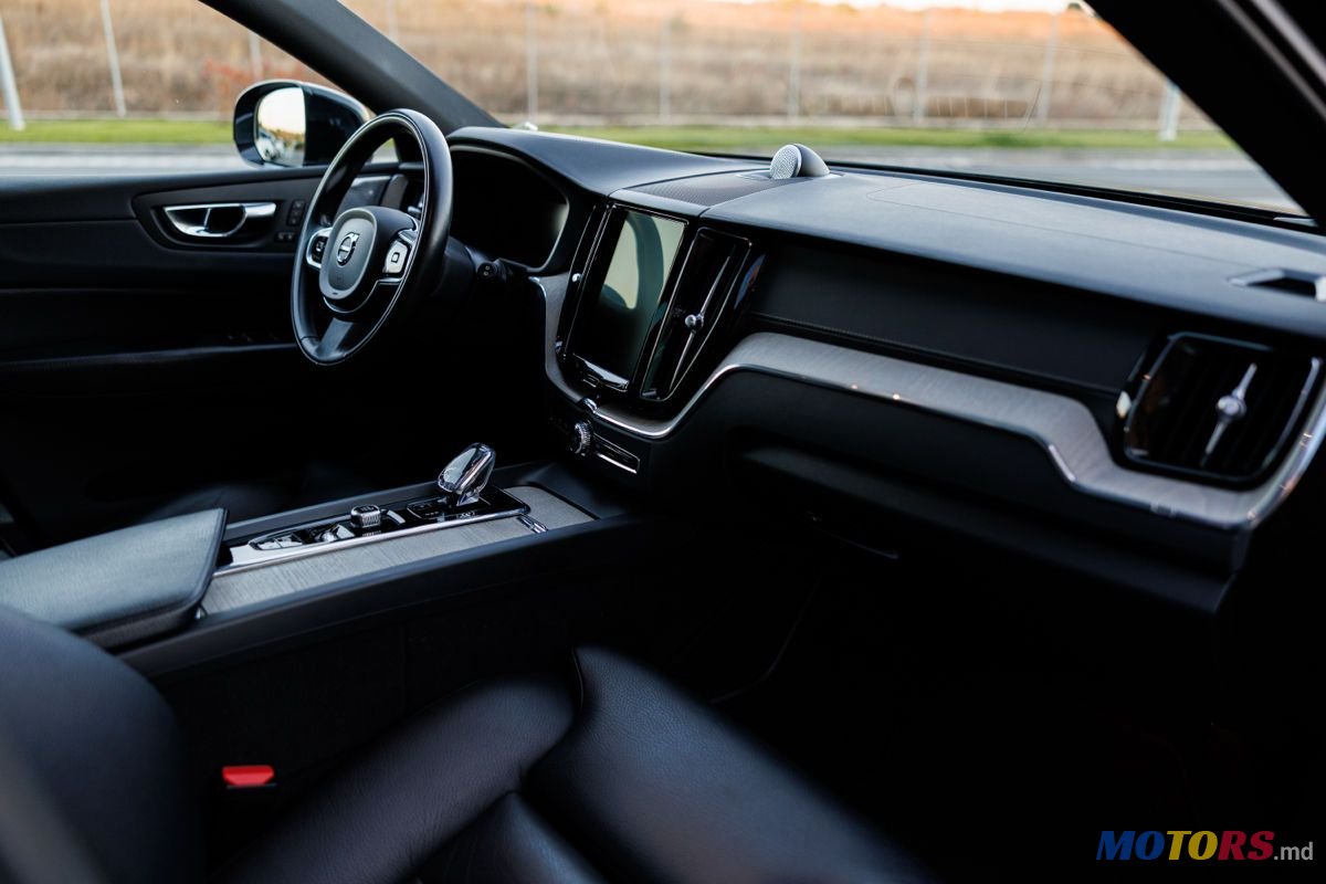2020' Volvo XC60 photo #6