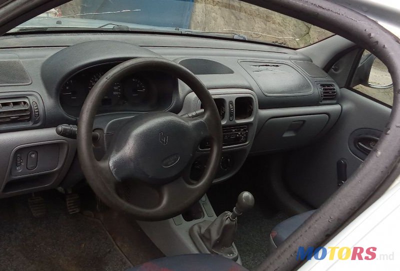 2001' Renault Clio Symbol photo #2
