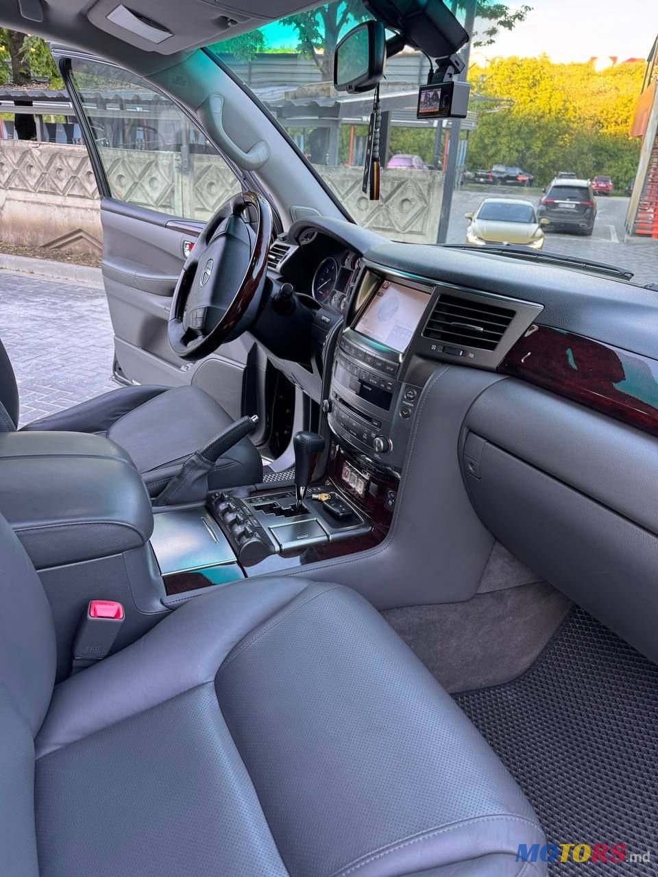 2010' Lexus Lx Series photo #5