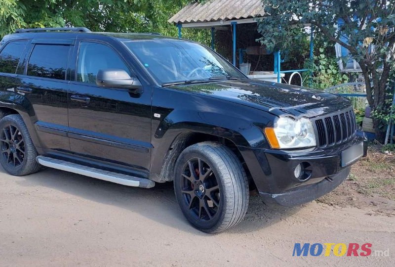 2005' Jeep Grand Cherokee photo #2