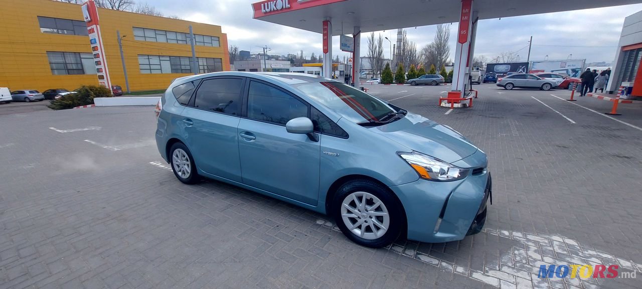 2015' Toyota Prius v photo #2