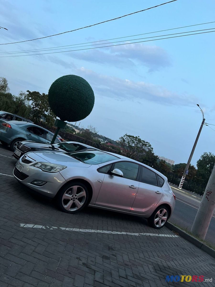 2010' Opel Astra photo #2