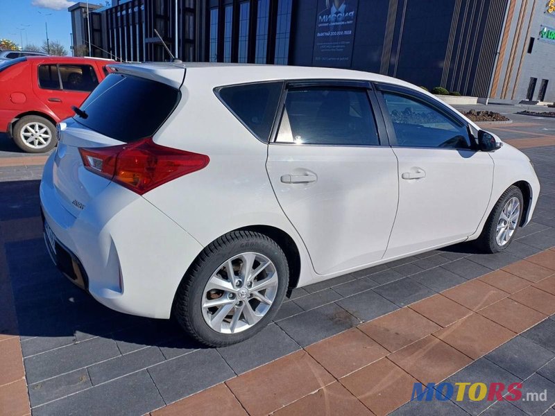 2013' Toyota Auris photo #2