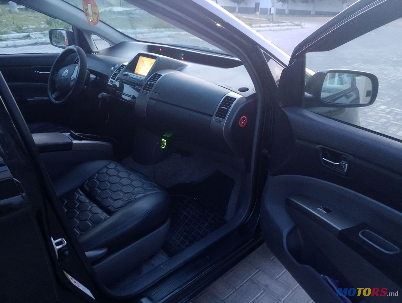 2008' Toyota Prius photo #2