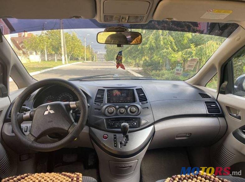 2007' Mitsubishi Grandis photo #2