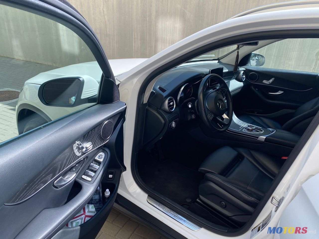 2017' Mercedes-Benz GLC photo #6