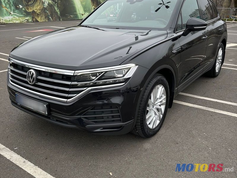 2020' Volkswagen Touareg photo #2