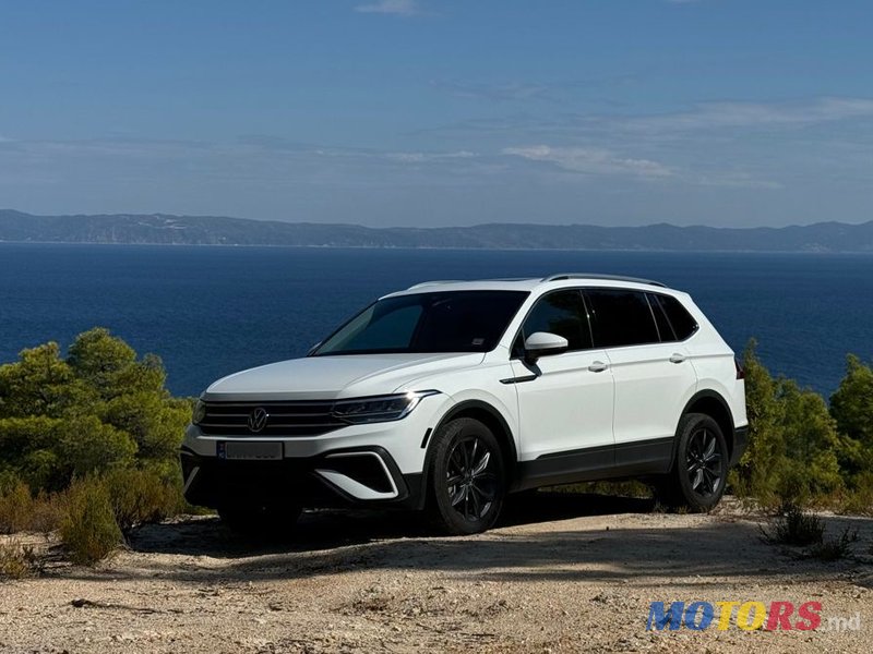 2022' Volkswagen Tiguan photo #1