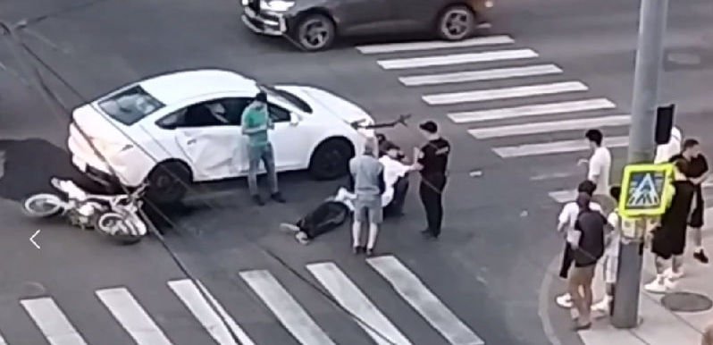 O mașină și o motocicletă s-au ciocnit într-o intersecție din centrul Capitalei
