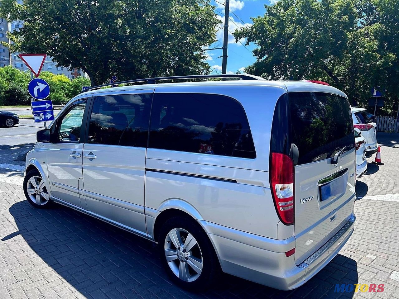 2012' Mercedes-Benz Viano photo #2
