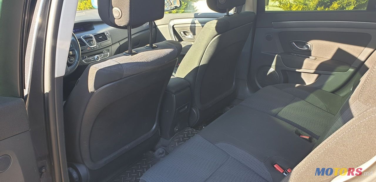 2009' Renault Laguna photo #4