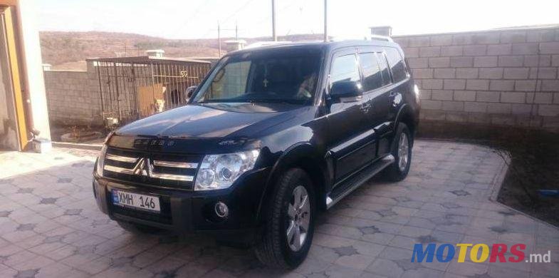 2009' Mitsubishi Pajero photo #1