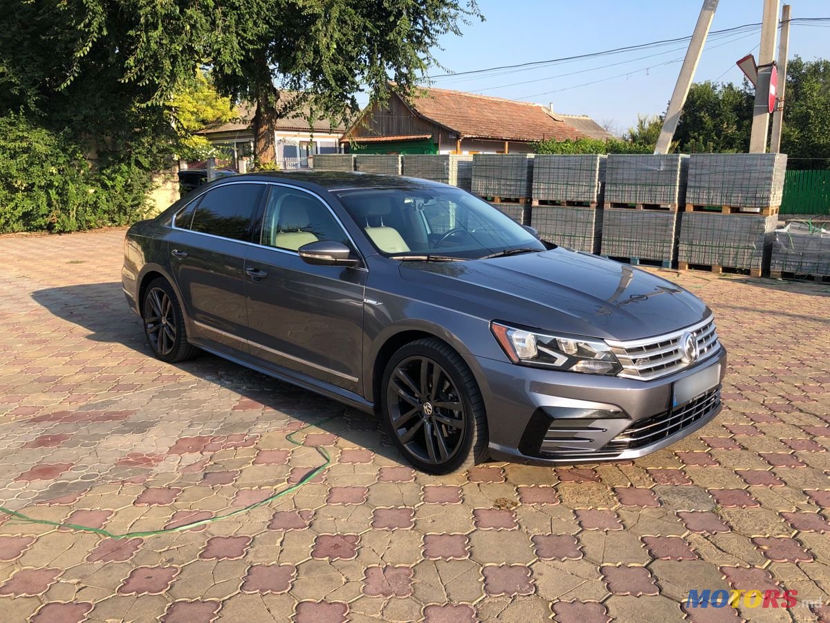 2016' Volkswagen Passat photo #2