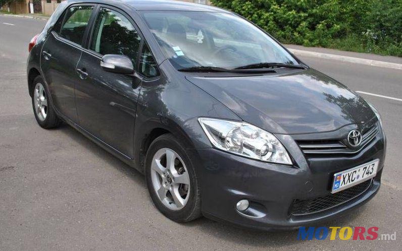 2011' Toyota Auris photo #1