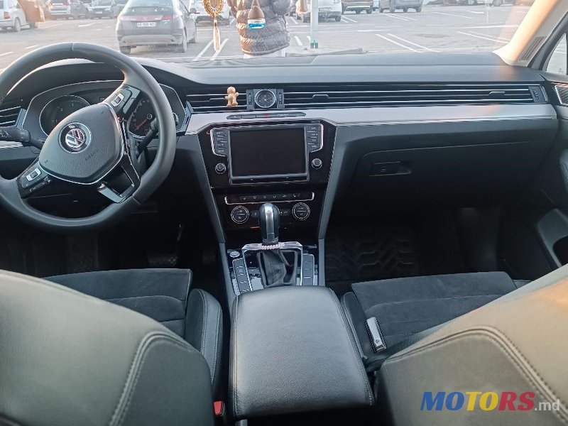 2017' Volkswagen Passat photo #4