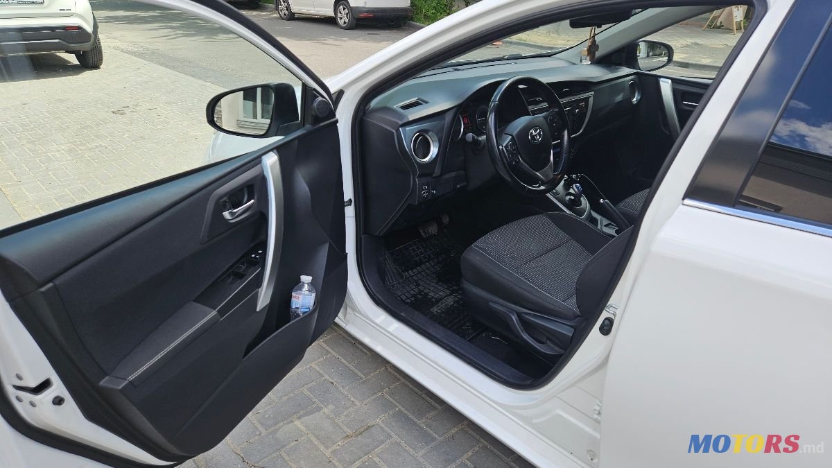2013' Toyota Auris photo #4
