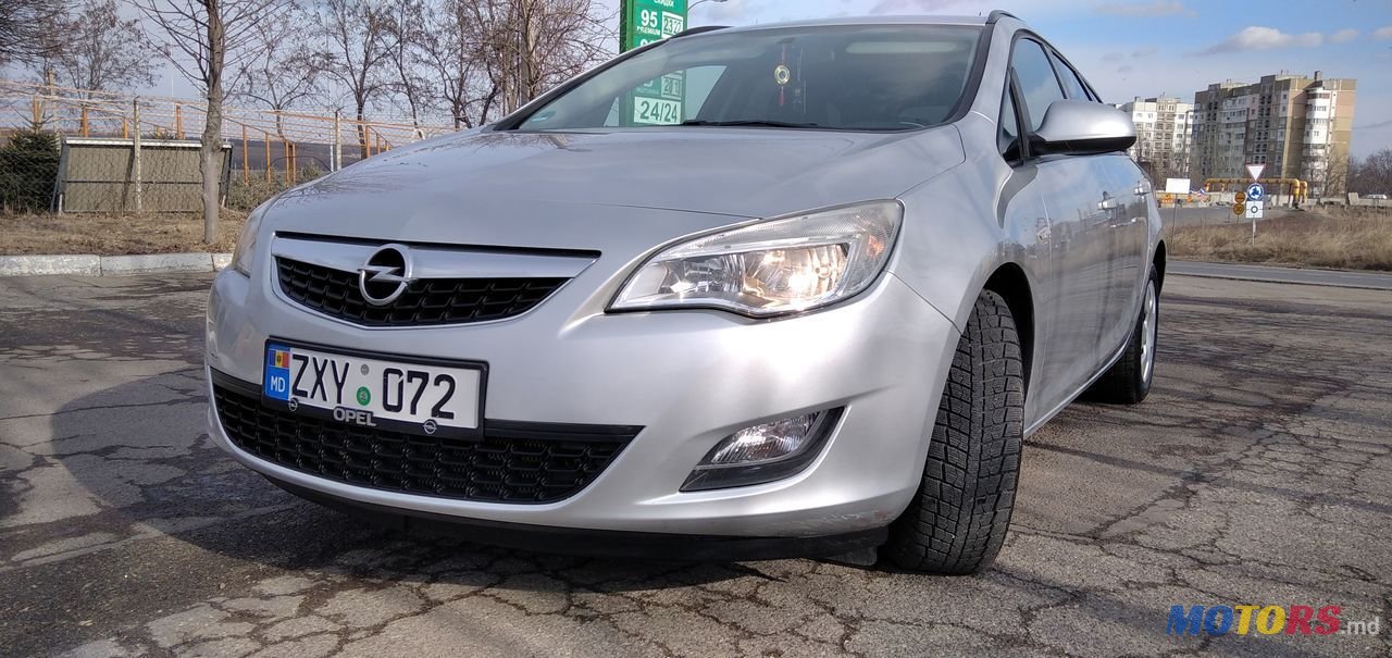 2012' Opel Astra photo #2